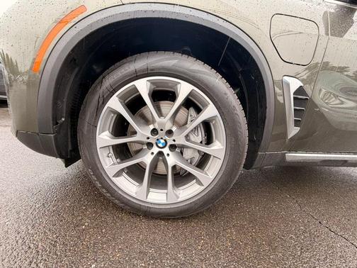 Manhattan Green Metallic 2026 BMW X5 PHEV xDrive50e