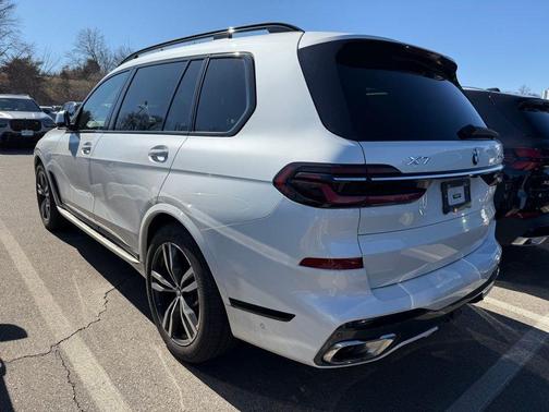 Mineral White Metallic 2024 BMW X7 xDrive40i