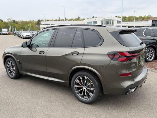 Manhattan Green Metallic 2026 BMW X5 xDrive40i