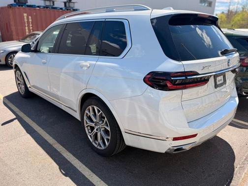 Mineral White Metallic 2024 BMW X7 xDrive40i
