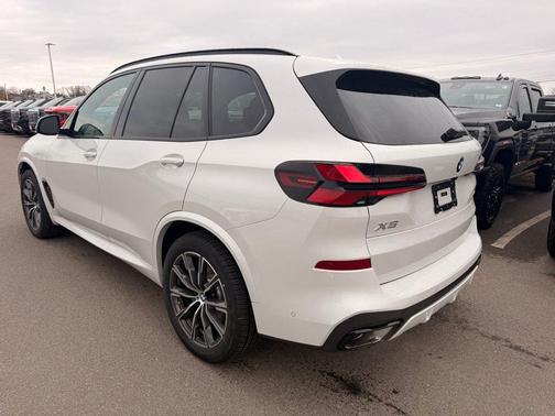 Mineral White Metallic 2026 BMW X5 xDrive40i