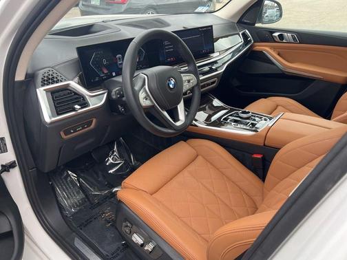 Mineral White Metallic 2025 BMW X7 xDrive40i