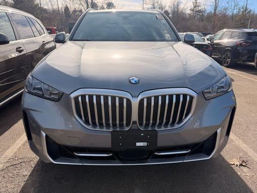 Mineral White Metallic 2025 BMW X7 xDrive40i