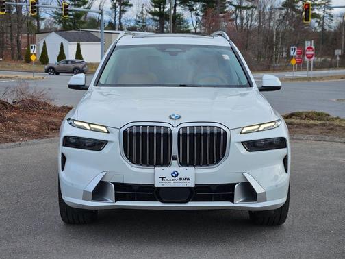 Mineral White Metallic 2025 BMW X7 xDrive40i