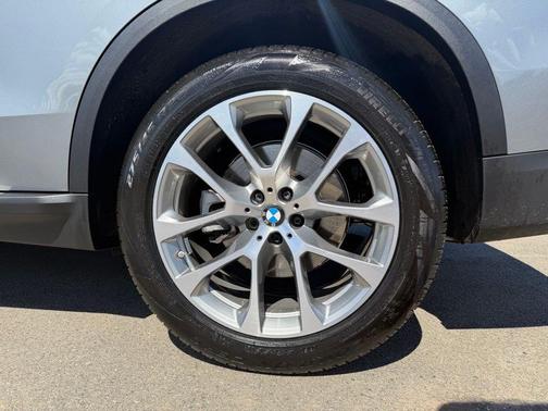 Gray Metallic 2025 BMW X5 xDrive40i