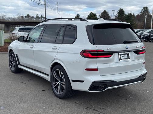 2025 BMW X7 M60i