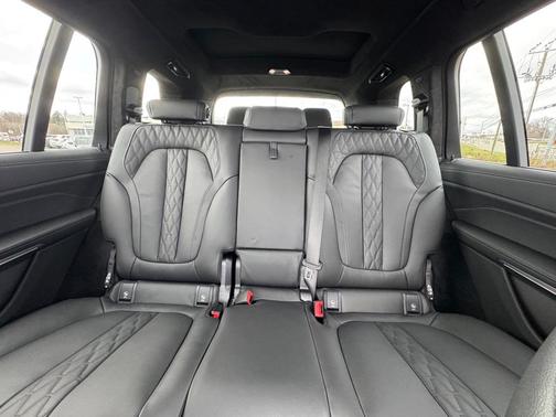 2025 BMW X7 M60i