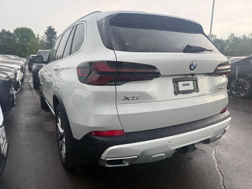 Mineral White Metallic 2026 BMW X5 xDrive40i