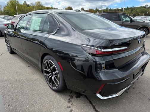 2026 BMW 750e xDrive