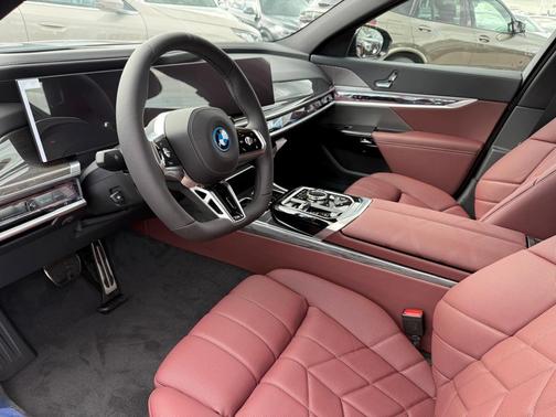 2026 BMW 750e xDrive