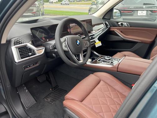 2025 BMW X7 xDrive40i