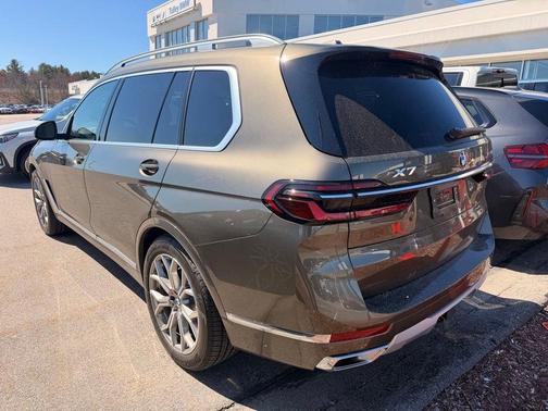 Manhattan Green Metallic 2026 BMW X7 xDrive40i