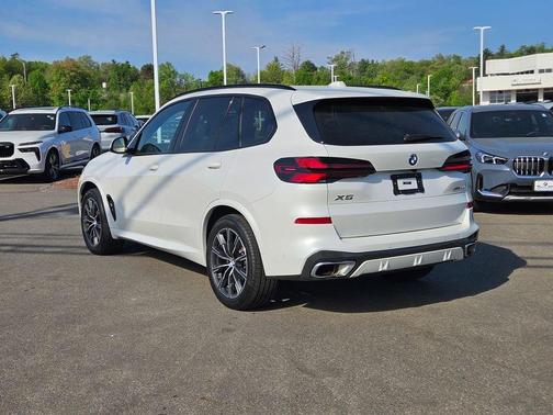Mineral White Metallic 2026 BMW X5 xDrive40i