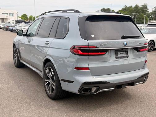 Gray Metallic 2026 BMW X7 xDrive40i