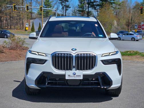 Mineral White Metallic 2026 BMW X7 xDrive40i