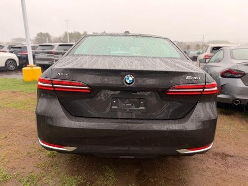 Dark Graphite Metallic 2026 BMW 530 i xDrive