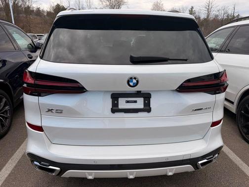 Mineral White Metallic 2024 BMW X5 xDrive40i
