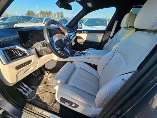2025 BMW X7 M60i