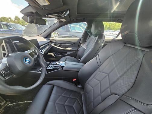 2025 BMW 550e xDrive