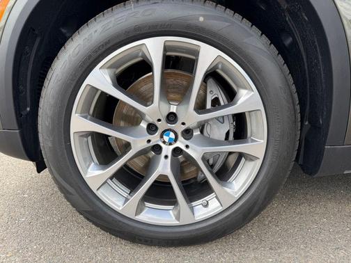 Manhattan Green Metallic 2026 BMW X5 PHEV xDrive50e
