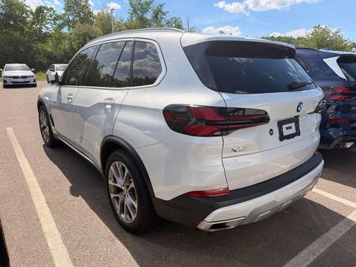 Mineral White Metallic 2024 BMW X5 xDrive40i