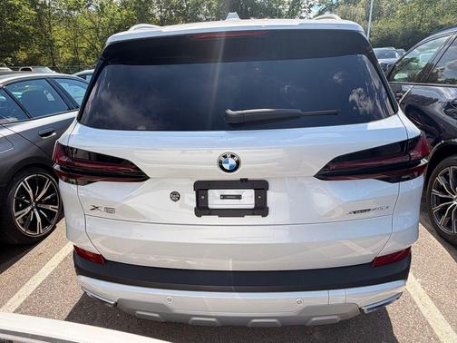 Mineral White Metallic 2024 BMW X5 xDrive40i