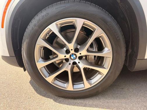 Mineral White Metallic 2024 BMW X5 xDrive40i
