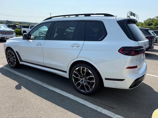 2025 BMW X7 M60i