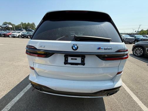 2025 BMW X7 M60i