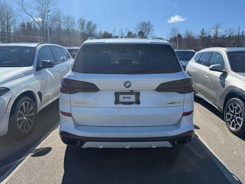 Mineral White Metallic 2024 BMW X5 xDrive40i
