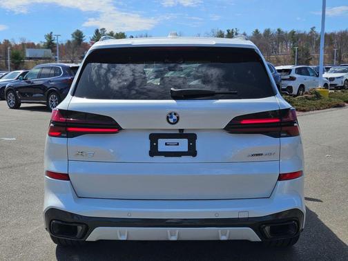 Mineral White Metallic 2024 BMW X5 xDrive40i