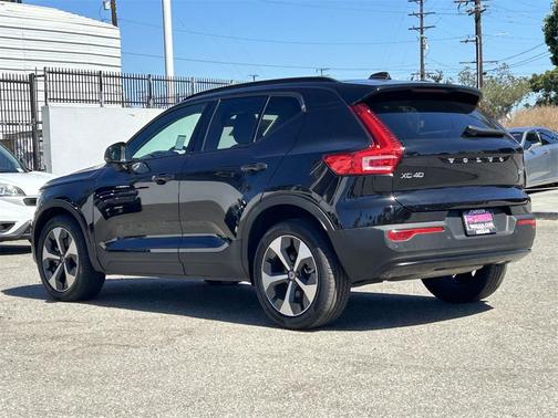 2023 Volvo XC40 B4 Ultimate Dark Theme