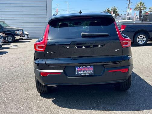 2023 Volvo XC40 B4 Ultimate Dark Theme