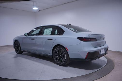2026 BMW 740 i