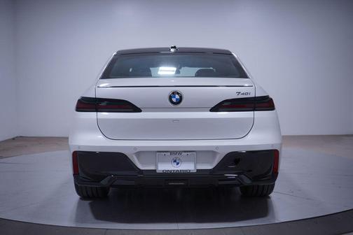 2025 BMW 740 i
