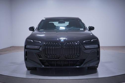 2025 BMW 740 i