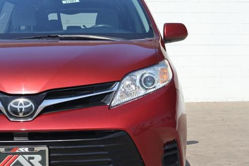 2018 Toyota Sienna LE