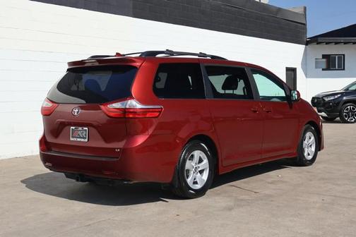 2018 Toyota Sienna LE