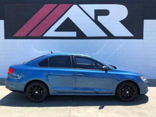 Photo 5 of 32 of 2015 Volkswagen Jetta 1.8T SE