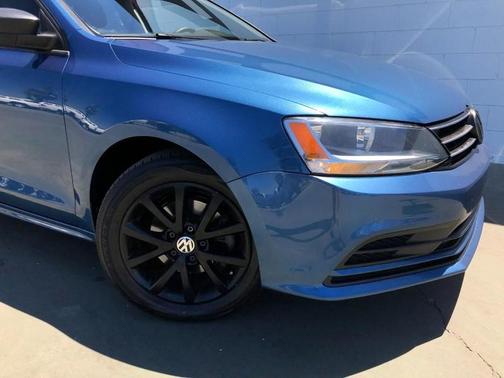 Photo 3 of 32 of 2015 Volkswagen Jetta 1.8T SE