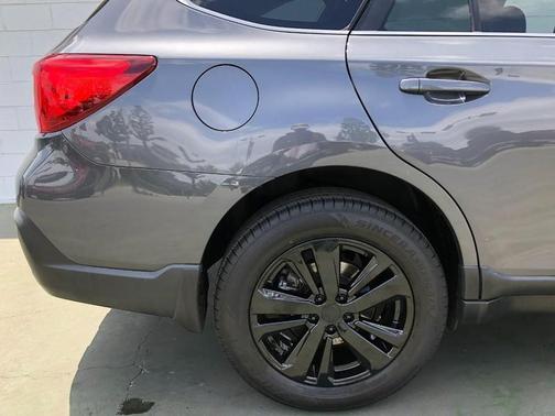 Photo 4 of 36 of 2018 Subaru Outback 2.5i Limited