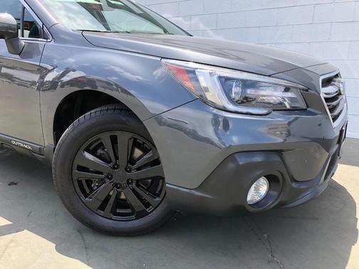 Photo 3 of 36 of 2018 Subaru Outback 2.5i Limited