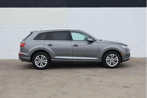 Graphite Gray Metallic 2017 Audi Q7 2.0T Premium