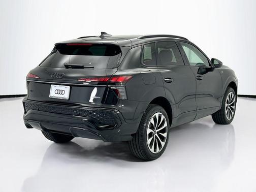 Mythos Black Metallic 2026 Audi Q3 TFSI quattro S tronic