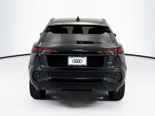 Mythos Black Metallic 2026 Audi Q3 TFSI quattro S tronic