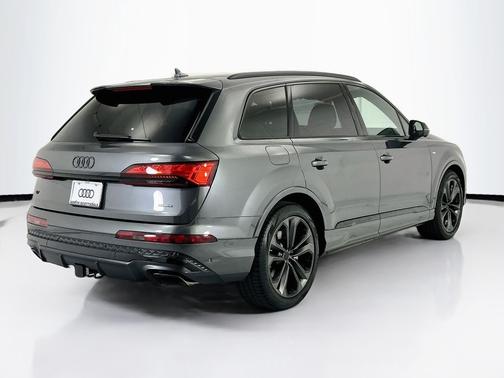 Daytona Gray Pearl Effect 2026 Audi Q7 Premium Plus