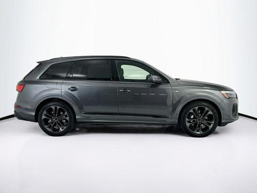 Daytona Gray Pearl Effect 2026 Audi Q7 Premium Plus