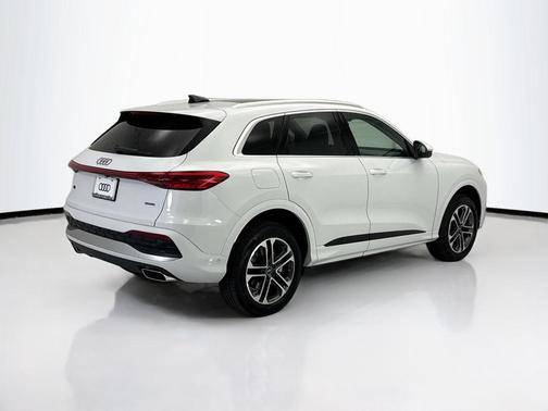 Glacier White Metallic 2026 Audi Q5 Premium Plus TFSI quattro S tronic