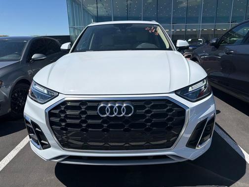 Glacier White Metallic 2023 Audi Q5 45 S line Premium