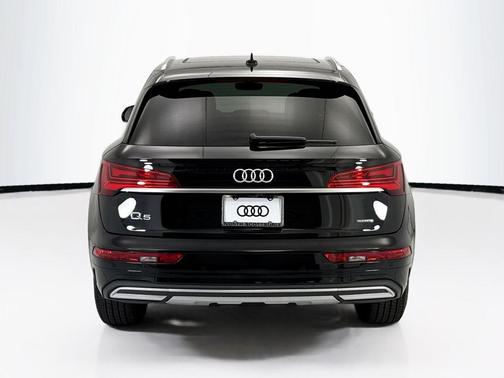 Mythos Black Metallic 2023 Audi Q5 40 Premium